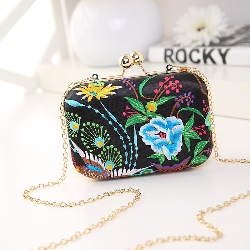 Shoulder Slung Embroidery Chain Female Embroidery Dinner Bag.