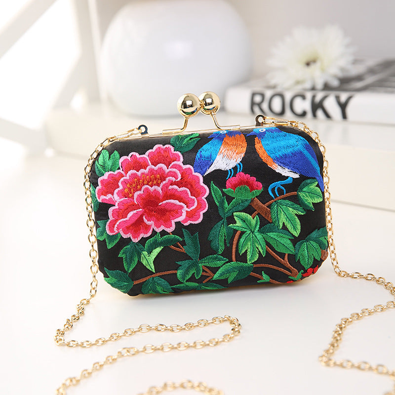 Shoulder Slung Embroidery Chain Female Embroidery Dinner Bag.