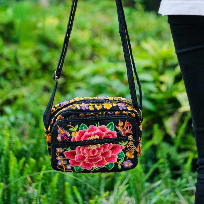 Ethnic Embroidered Multi-layer Bag Ladies Embroidered Casual Cloth Bag.