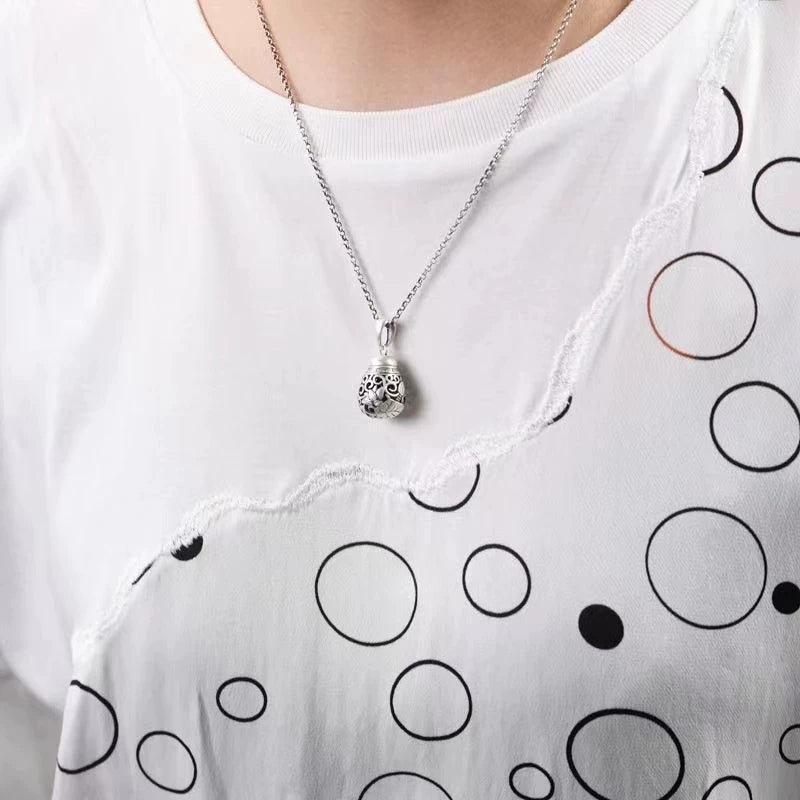Hollow S925 Silver Portable Aromatherapy Ball Sachet Pendant Retro Style Fashion Temperament Can Be Opened and Worn To Diffuse Incense Balls