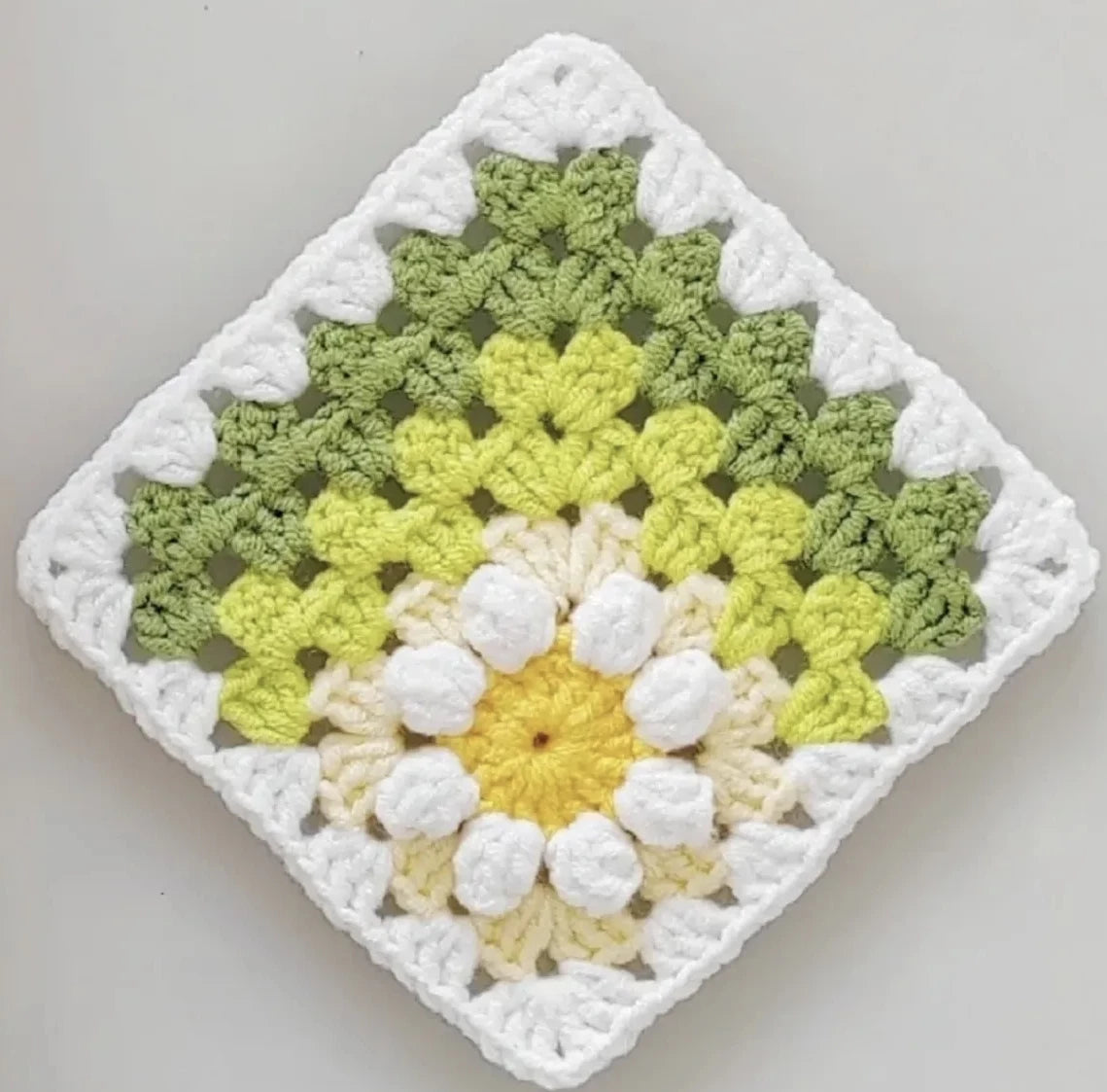 Hand-crocheted Small Daisy Coasters, Anti-scalding and Heat-insulating Cushions, Wool Coasters, Gifts for Girlfriends, Flower Slices in Large Quantities - emogogo