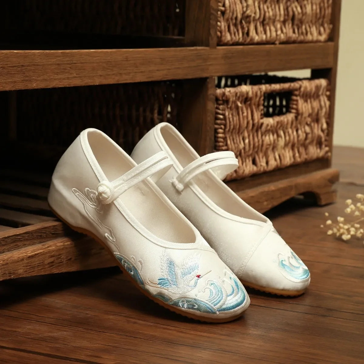 Sapatos Femininas Women Fashion Sweet Light Weight Embroidery Buckle Strap Flat Shoes Lady Casual Dance Shoes Ga296