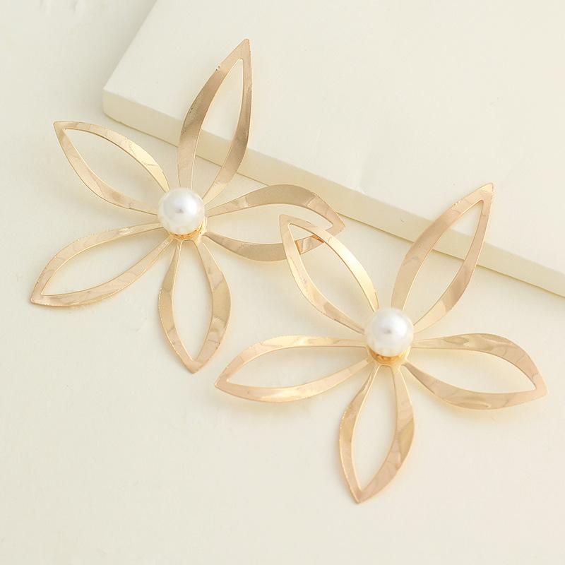 Fashion Alloy Large Flower Inlaid Pearl Earrings