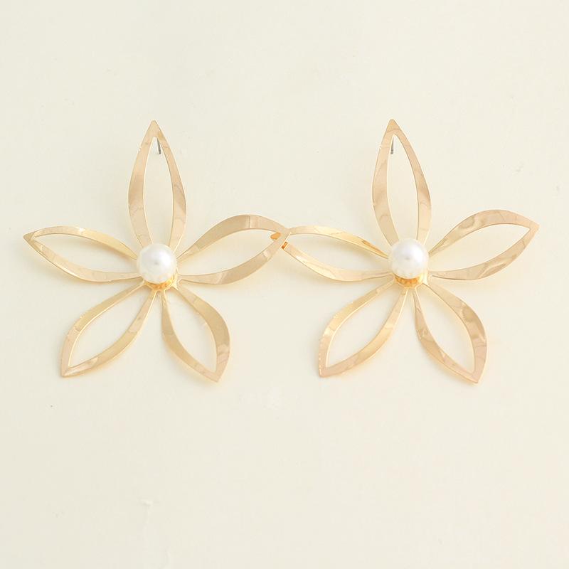 Fashion Alloy Large Flower Inlaid Pearl Earrings