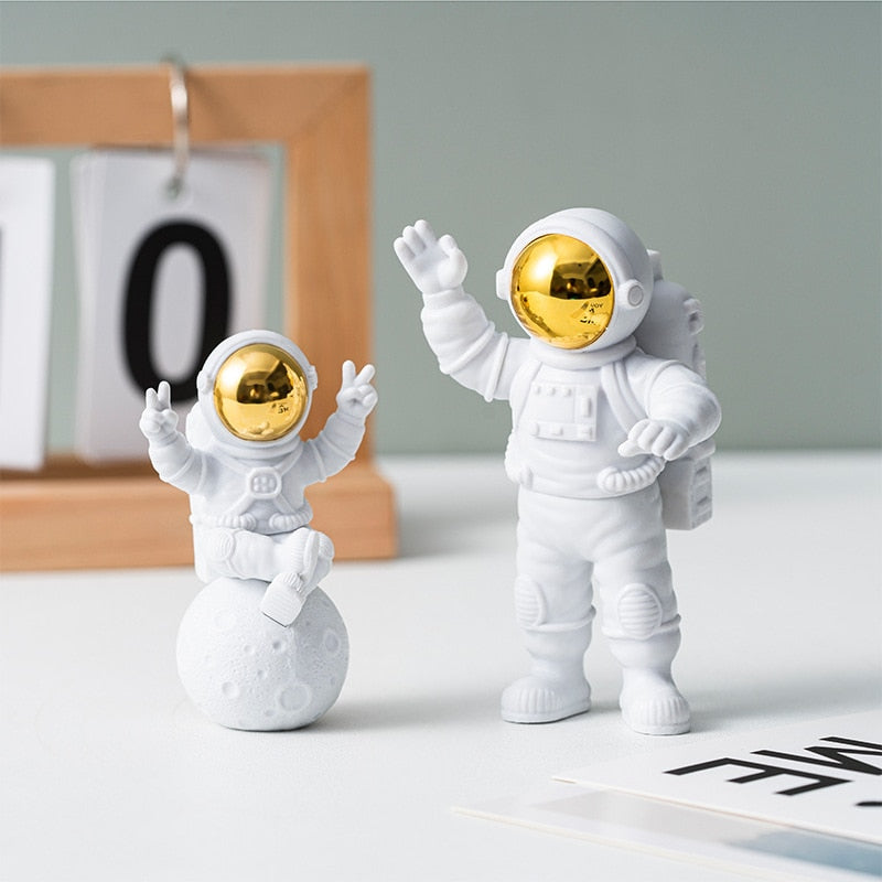 3Pc Astronaut Decor Action Figures and Moon Home Decor Resin Astronaut Statue Room Office Desktop Decoration Presents Boy Gift