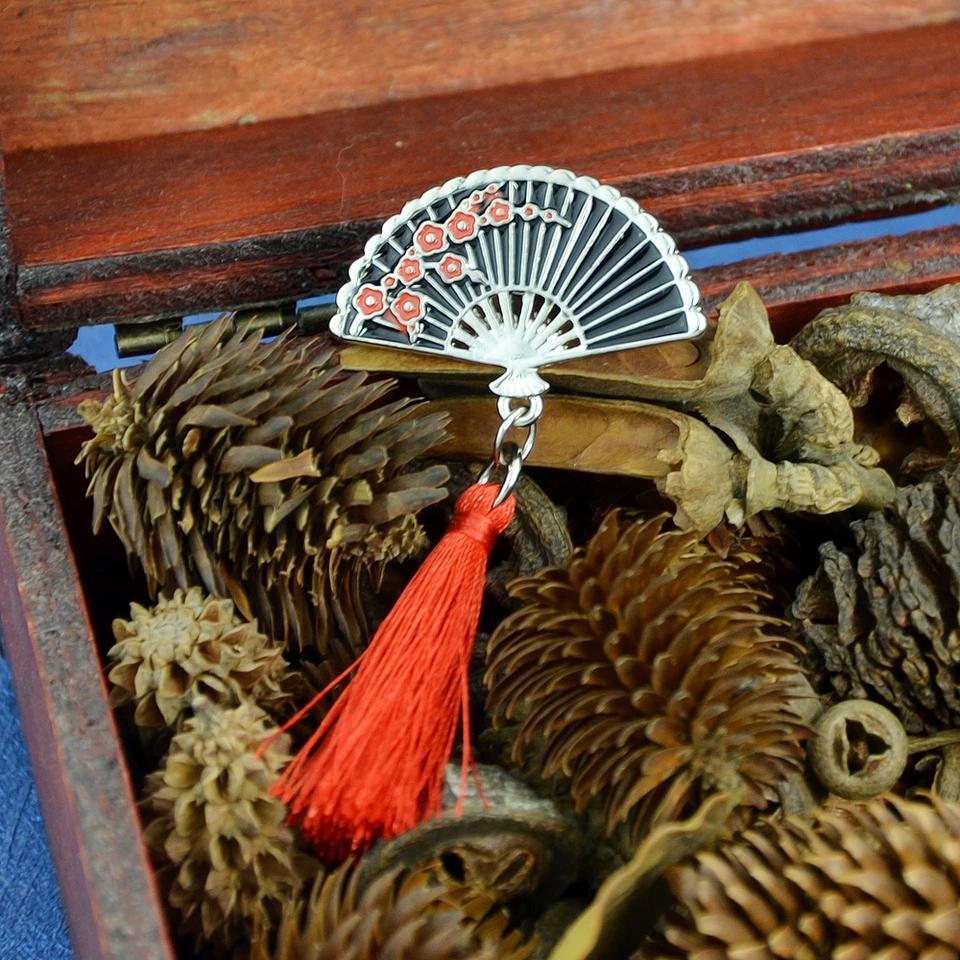 Fan tassel brooch