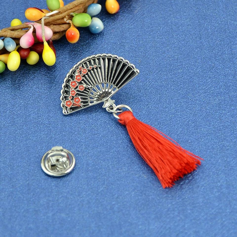 Fan tassel brooch