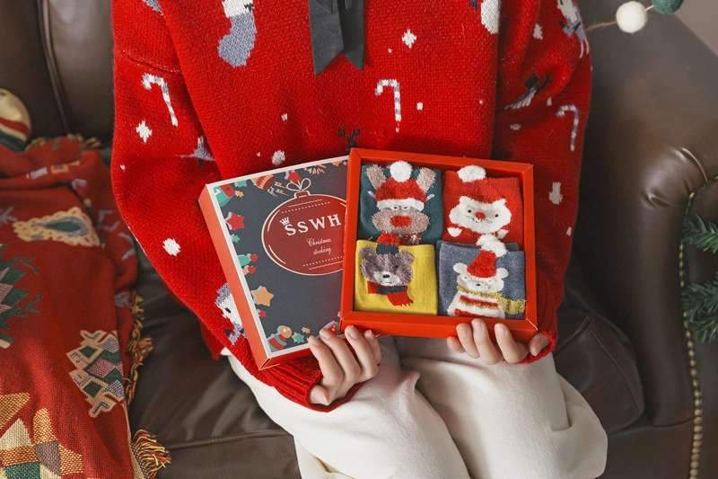 Autumn and winter new product red Christmas socks gift box cartoon cute medium tube socks female cotton socks Christmas socks boxed