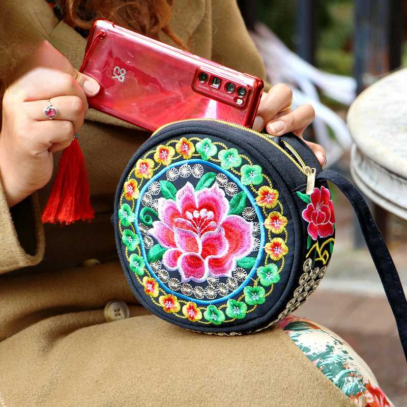 New Ethnic Style Embroidery Bag Retro Canvas Leisure Small Round Bag Women's Bag Exquisite One Shoulder Oblique Straddle Bag